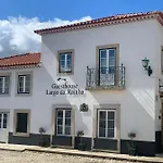 Largo Da Rainha, Herberg *